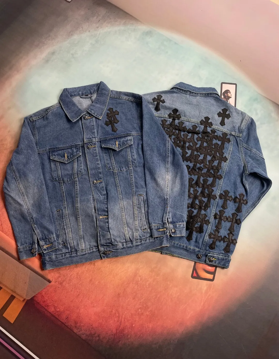 🅿️340 🔘Model No.-KL212 🔘Cro Heart𝐂𝐡𝐫𝐨𝐦𝐞 𝐇𝐞𝐚𝐫𝐭 CH Washed Cross-Laminated Heavy Duty Full Back Multi-Leather Denim Jacket* As a benchmark brand in the fashion field, its wash craftsmanship is a model in the industry. This denim piece is made of heavy denim fabric and has been washed in more than ten ancient ways to present a rich layer of distressed colors. The pink vegetable tanned leather cross patch has been laser cut and manually inlaid to enhance brand recognition with precise grain matching technology. The high-waist three-dimensional tailoring adopts the golden ratio formula, and uses dart transfer technology to optimize the hip and leg lines. The slim fit is designed to take into account the amount of activity, adapting to the needs of multiple scenes. The iconic washing effect combines three processes of enzyme washing, stone grinding and cat whiskering. The hardware is PVD vacuum coated, and the durability and gloss reach luxury-level standards. From the hand-stitched leather appliqués to the customization of the exclusive woven label, every detail adheres to the craftsman's principles - the brand totem outlined by the Behringer embroidery machine, combined with the silver thread anti-counterfeiting webbing, builds a complete quality system. Whether paired with a college-style knitwear to express youthful tension, or combined with a midriff-baring outfit to create a modern aura, its unisex adaptability and multi-dimensional matching potential make it a must-have item in the wardrobe of high-end players.  Size: S M L XL (46.48.50.52) Color: Blue